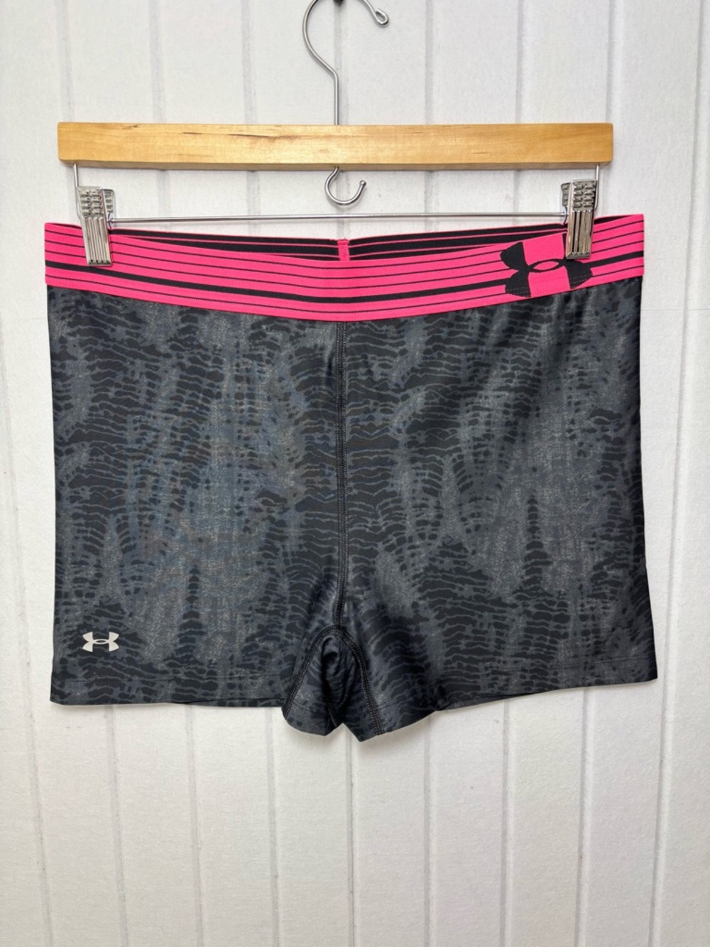 Under Armour 3" Shorts Black with pink band active wear Size L